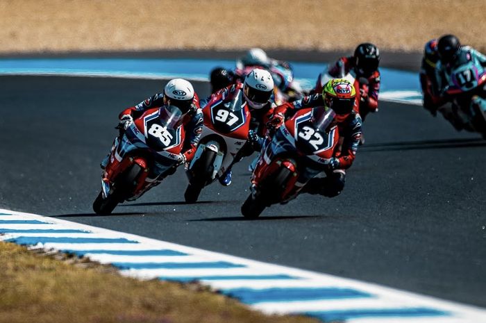 Dua pebalap Honda Asia Dream Racing Junior, Kiatisak Singapong (No. 85) dan Mohamed Kiandra Ramadeepa (No. 32) pada balapan Moto3 Junior 2026 di Sirkuit Estoril, Portugal.