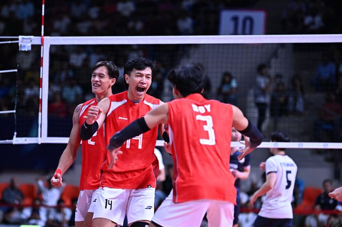 Boy Arnez dan Farhan Halim merayakan kemenangan Indonesia menghadapi Korea Selatan pada final Piala AVC 2026 di Amdavad, India, Minggu, 28 Juni 2026.