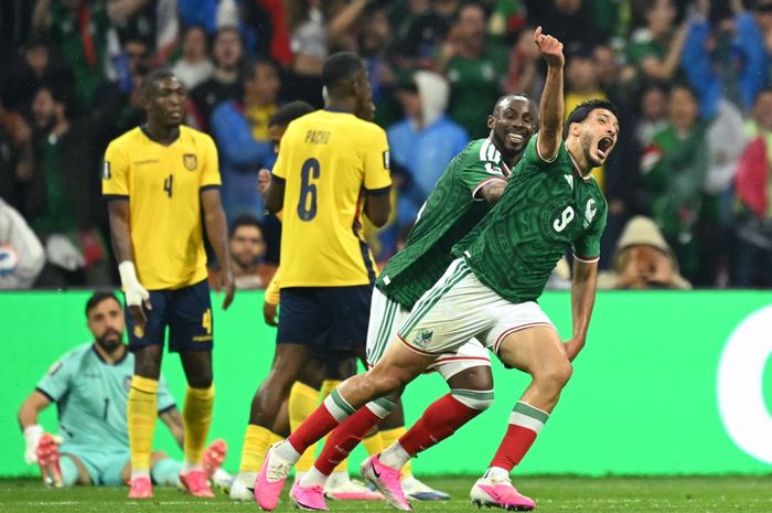 Striker Meksiko Raul Jimenez melakukan selebrasi usai mencetak gol kedua timnya ke gawang Ekuador di babak 32 besar Piala Dunia 2026, Rabu (1/7/2026).
