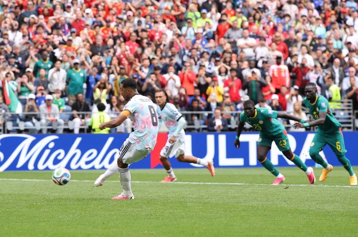 Gelandang timnas Belgia, Youri Tielemans, mencetak gol lewat tendangan penalti ke gawang Senegal pada babak perpanjangan waktu pada laga babak 32 besar Piala Dunia 2026.