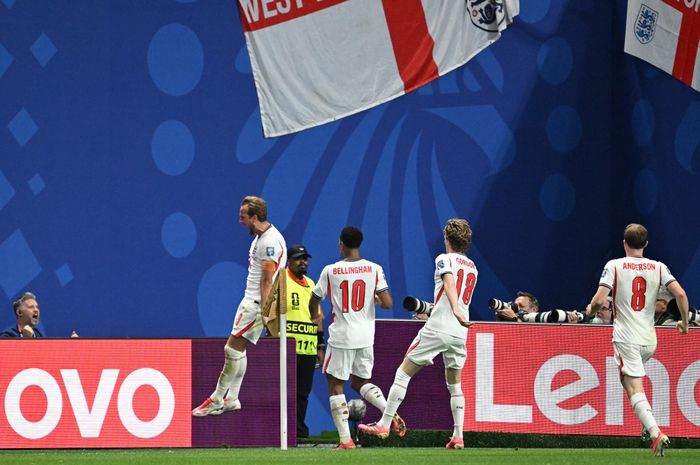 Pemain timnas Inggris, Harry Kane, melakukan selebrasi usai mencetak dua gol ke gawang Republik Demokratik Kongo