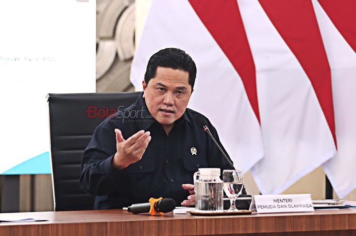 Menteri Pemuda dan Olahraga RI Eric Tohir mengatakan pihaknya saat ini masih menunggu keputusan dari Federasi Sepak Bola Internasional (FIFA) untuk menentukan negara tuan rumah Piala Asia AFC 2026. Sebab, banyak negara yang saling berebut.