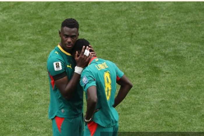 Lamine Kamara (kanan) dan Moussa Nyakhate berduka atas kekalahan dramatis Senegal dari Belgia pada babak 32 besar Piala Dunia 2026 di Seattle Stadium (7/1/2026).