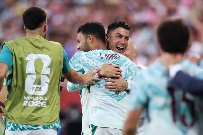 Cristiano Ronaldo memeluk Goncalo Ramos usai kemenangan Portugal atas Kroasia di babak 32 besar Piala Dunia 2026