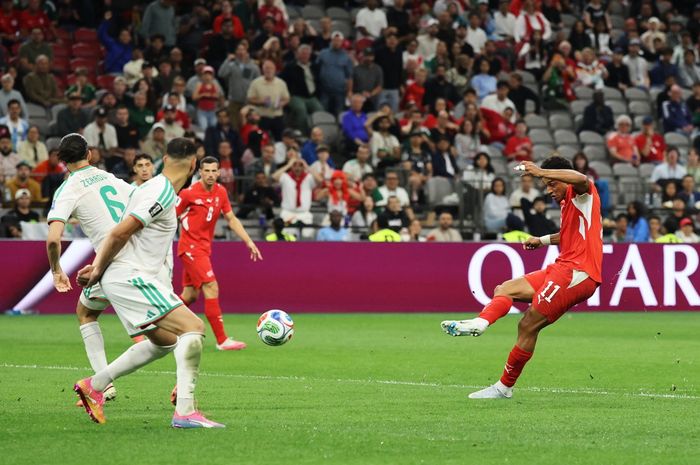 Pemain Swiss Dan Ndoye (kanan) berhasil mencetak gol kedua untuk timnya saat Aljazair tersingkir dari babak 32 besar Piala Dunia 2026.