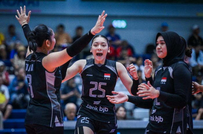 Tina Syifa Halim, Venisa Dwi Oktaviani, dan Shakira Ayu Tirta memperkuat timnas voli Indonesia melawan Filipina pada Kejuaraan Voli Asia U-18 2026 di Nakhon Ratchasima, Jumat, 3 Juli 2026.