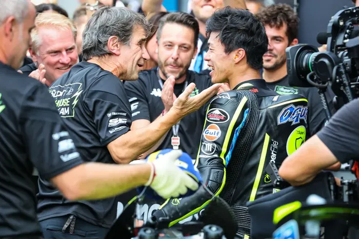 Ai Ogura (kanan) bersama Superfile Trackhouse Racing Team Principal, Davide Brivio, usai menjuarai Kejuaraan MotoGP Belanda 2026.