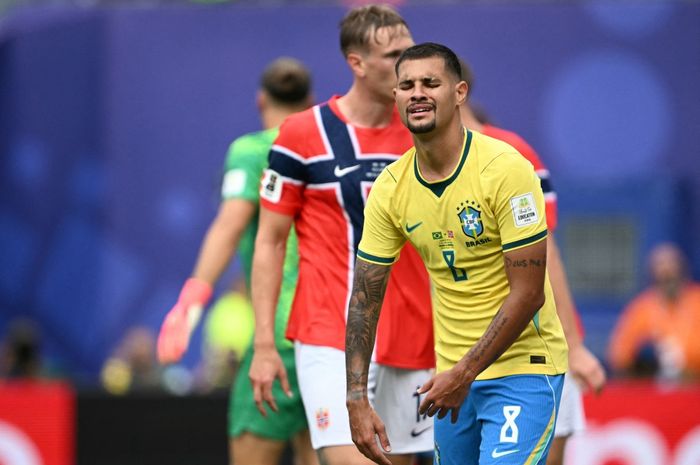Reaksi Bruno Guimaraes usai gagal mencetak gol penalti untuk timnas Brasil pada laga melawan Norwegia di MetLife Stadium New Jersey (5/7/2026).