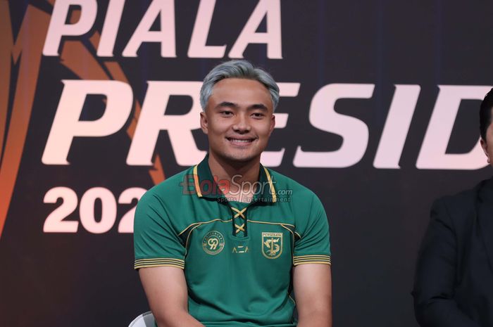 Kiper Persebaya Surabaya, Ernando Ari Sutaryadi, sedang memberikan keterangan kepada awak media di Jakarta, Senin (6/7/2026).