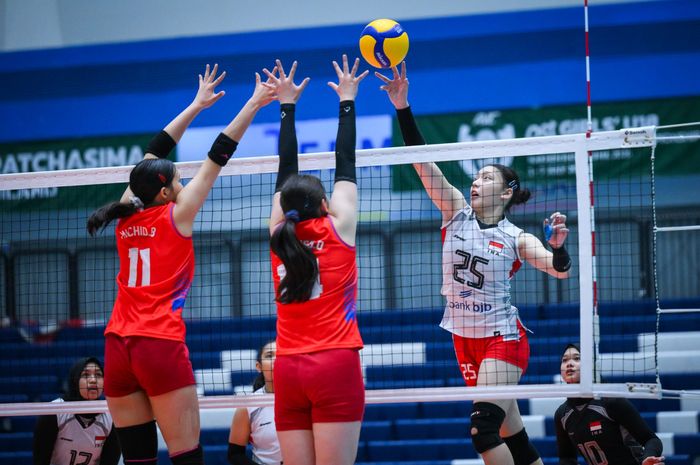 Venessa Dwi Octaviani memegang bola saat Indonesia menghadapi Mongolia pada perebutan peringkat 7-8 Kejuaraan Bola Voli AFC U18 2026 di Stasiun 21 Korat, Nakhon Ratchasima, Thailand, Selasa (7/7/2026).