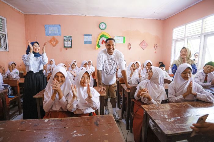 Bek asal Belanda berdarah Indonesia, Kenny Tete, datang ke salah satu sekolah di Bantar Gebang