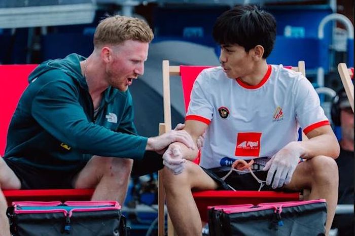 Atlet panjat tebing Indonesia disiplin Lead, Putra Tri Ramadani, bersama atlet asal Austria, Jakob Schuber pada World Climbing Series 2026 di Praha, Republik Ceska.
