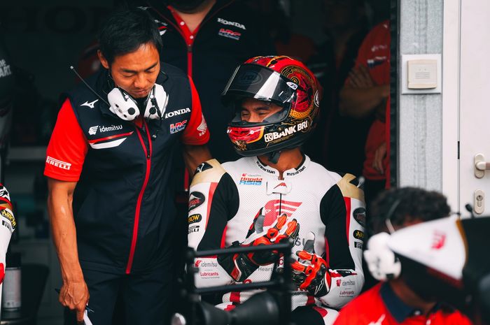 Team Principal Honda Asia Hiroshi Aoyama (kiri) berbincang dengan Mario Soryu Agei di sela-sela sesi latihan bebas Moto2 Jerman di Sachsenring, Jerman, 10 Juli 2026.