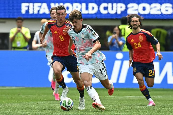 Gelandang Spanyol Fabian Ruiz (No. 8) berebut bola dengan striker Belgia (No. 17) Charles De Kitelare pada laga perempat final Piala Dunia 2026 antara Spanyol dan Belgia di Stadion Los Angeles Amerika Serikat, Sabtu (2026/11/2026) di Indonesia bagian barat.