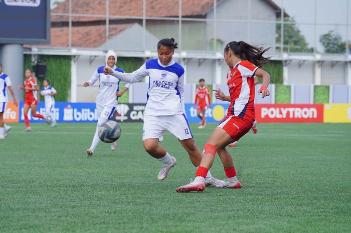 Soccer Akademi Persib Bandung sedang bertanding melawan Putri JP Jakarta dalam laga semifinal HYDROPLUS Soccer League All-Stars U-18 2025/2026.