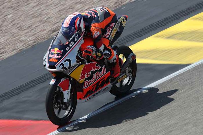 Pembalap Indonesia, Muhammad Kiandra Ramadeepa, mengendarai sepeda motornya saat tampil pada kualifikasi Red Bull Rockies Cup di Sachsenring, Jerman, 10 Juli 2026.