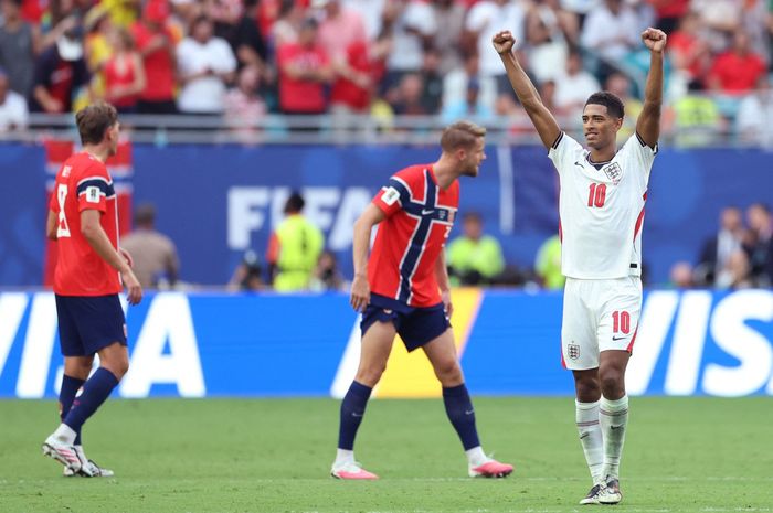 Gelandang Inggris Jude Bellingham (kanan) melakukan selebrasi usai mencetak gol keduanya ke gawang Norwegia di perempat final Piala Dunia 2026.