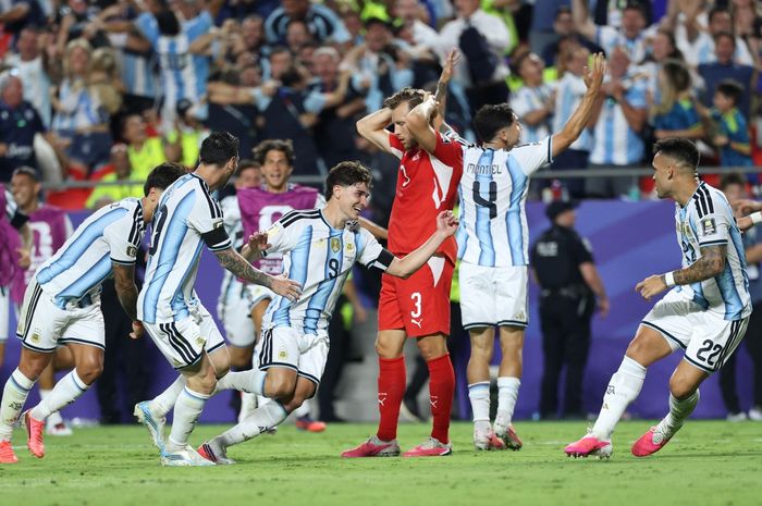Pemain Swiss Manuel Akanji menilai wasit bias terhadap Argentina di perempat final Piala Dunia 2026.