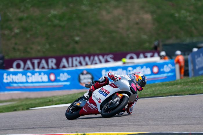 Rider Honda Team Asia Vida Eja Pratama membalap pada sesi kualifikasi Moto3 Jerman 2026 di Sachsenring, Jerman.