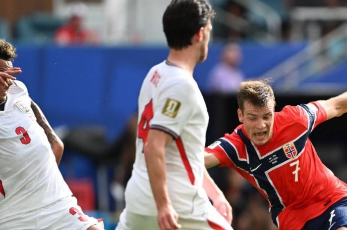Sorotan tertuju pada striker timnas Norwegia Alexander Sorloth, usai perilakunya tidak mengoper bola kepada Erling Haaland pada laga melawan Inggris di perempat final Piala Dunia 2026.