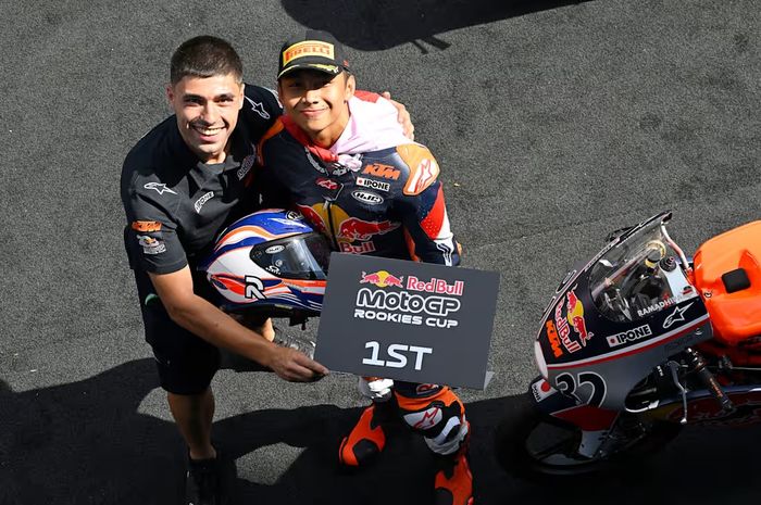 Pembalap Indonesia Muhammad Kiandra Ramadeepa merayakan kemenangannya pada balapan kedua seri Red Bull Rockies Cup Jerman 2026 di Sachsenring, Minggu (12/7/2026).
