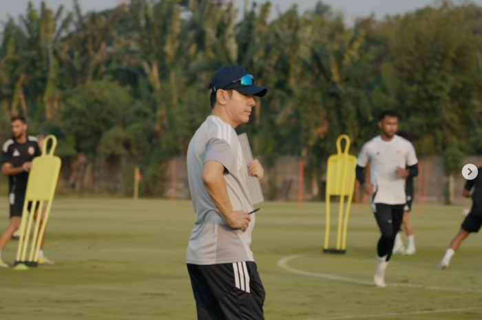 Shin Tae-yong memimpin sesi latihan pertama Persija Jakarta