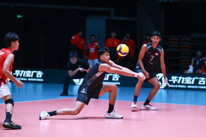 Pemain luar tim Indonesia Raismana Munyar Dito menerima bola saat bertanding melawan Hong Kong pada babak penyisihan grup Kejuaraan Bola Voli Asia U18 2026 di Wuyuan, China, 14 Juli 2026.