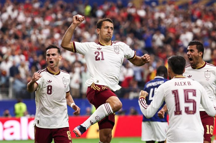 Striker Spanyol Mikel Oyarzabal (tengah) melakukan selebrasi usai mencetak gol ke gawang Prancis pada semifinal Piala Dunia 2026, Rabu (15/7/2026) di Indonesia bagian barat.
