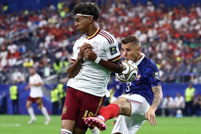 Momen pelanggaran Lucas Digne terhadap Lamine Yamal yang menyebabkan tendangan penalti bagi Timnas Spanyol dalam laga semifinal Piala Dunia 2026 di Stadion Dallas, Amerika Serikat (14/7/2026).