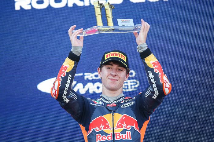 Pembalap Spanyol, Benat Fernandez, memenangkan Race 2 Red Bull Rookies Cup 2026 di Sirkuit Assen, Belanda.