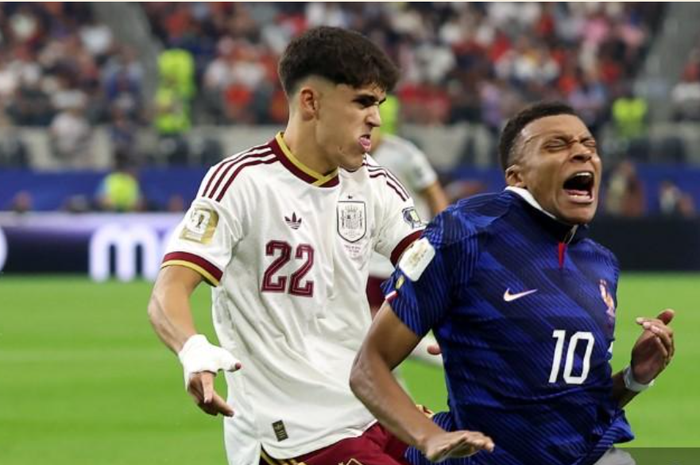 Pau Cubarsi (kiri) mengawal ketat Kylian Mbappe dalam laga semifinal Piala Dunia 2026 antara Timnas Spanyol melawan Prancis di Stadion Dallas (14/7/2026).
