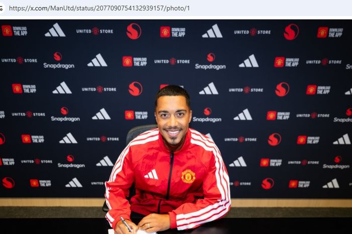 Manchester United resmi menunjuk gelandang Belgia Youri Tielemans.