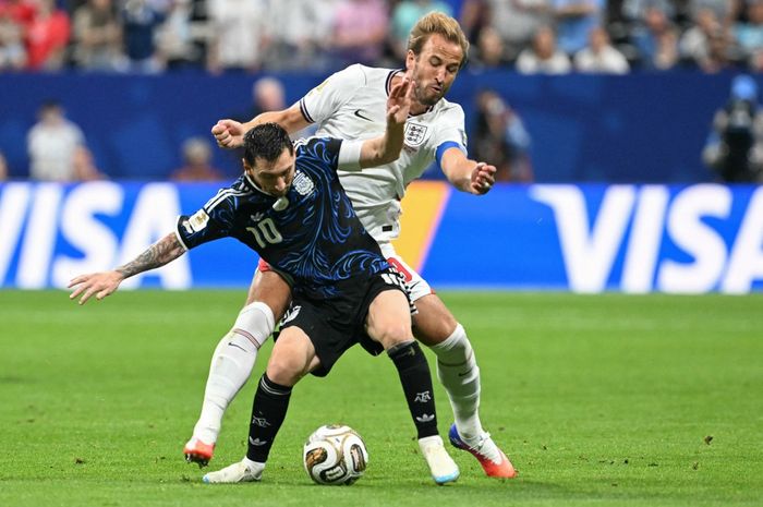 Lionel Messi berebut bola dengan Harry Kane pada laga semifinal Piala Dunia 2026 antara Argentina dan Inggris di Stadion Atlanta Amerika Serikat (15/7/2026).