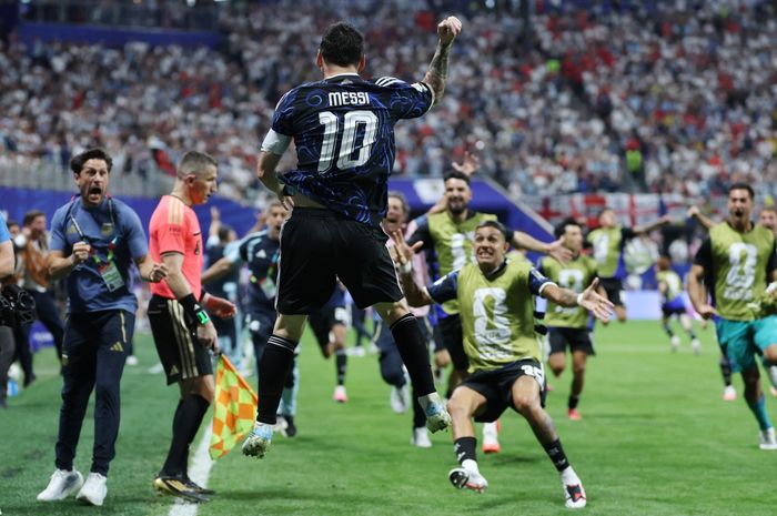 Lionel Messi merayakan gol timnas Argentina ke gawang Inggris pada laga semifinal Piala Dunia 2026 di Stadion Atlanta (15/7/2026).