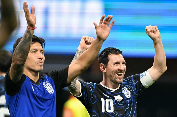Lionel Messi (kanan) dan Lisandro Martinez merayakan kemenangan Argentina atas Inggris pada babak semifinal di Atlanta Stadium (15/7/2026).