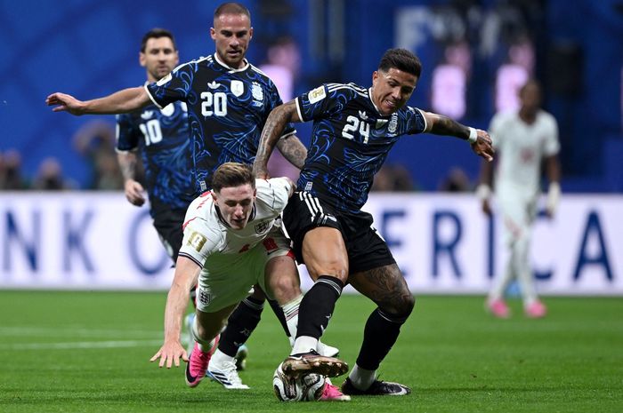 Enzo Fernandez (kanan) merebut bola dari Elliot Anderson saat laga Argentina melawan Inggris pada semifinal Piala Dunia 2026 di Stadion Atlanta (15/7/2026).