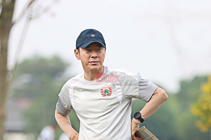 Pelatih Persija Jakarta Shin Tae-yung menyaksikan latihan pemainnya di Lapangan Latihan Persija, Sawangan, Jawa Barat, Jumat (17/7/2026).