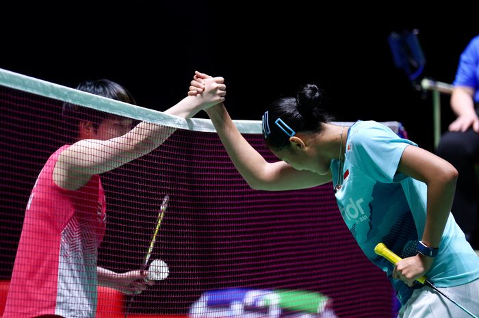 Putri Kusuma Wardani berjabat tangan dengan Akane Yamaguchi (Jepang) usai babak semifinal Japan Open 2026 di Tokyo, Jepang, Sabtu (18/7/2026).