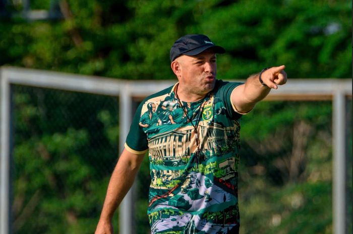 Pelatih Persebaya Surabaya, Bernardo Tavares, menegaskan bahwa timnya tak harus memenuhi regulasi terkait jumlah pemain asing.