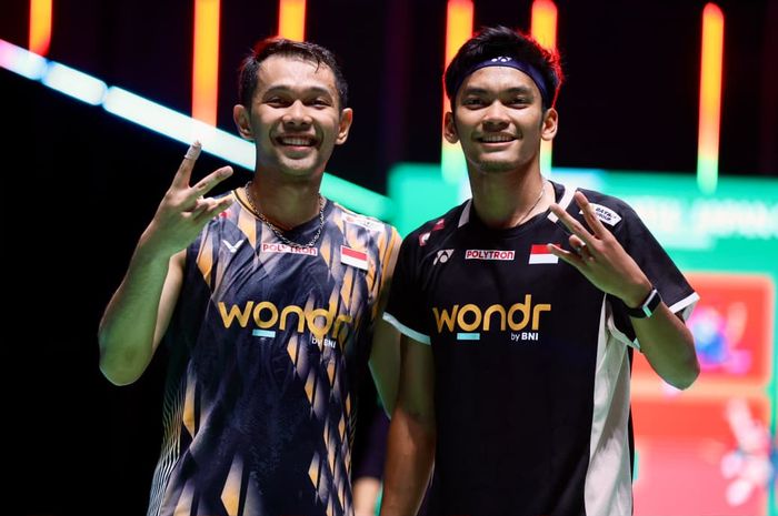 Pasangan putra Indonesia, Fajr Alfian/Muhammad Shohibul Fikri berpose usai memastikan tempat di semifinal Japan Open 2026 di Tokyo Metropolitan Gymnasium, Jumat (17/7/2026).