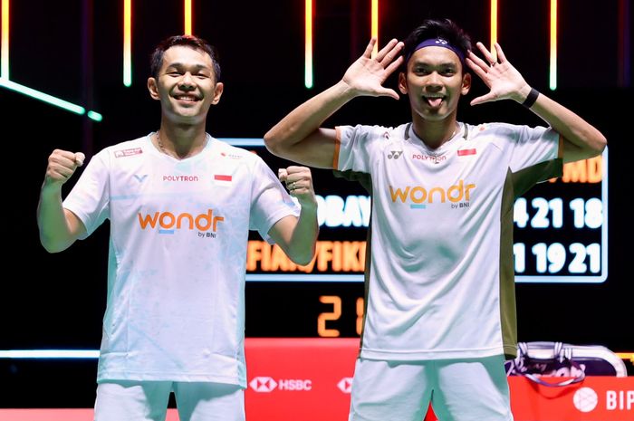 Pasangan putra Indonesia Fajr Alfian/Muhammad Shohibul Fikri melakukan selebrasi usai memenangi laga semifinal Japan Open 2026 di Tokyo Metropolitan Gymnasium, Sabtu (18/7/2026).