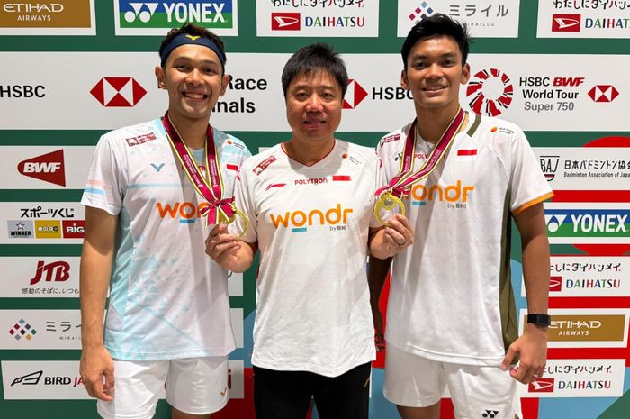 Pelatih ganda putra Indonesia Antonius Budi Aryanto pamer medali juara Fajr Alfian/Muhammad Shohibul Fikri di Japan Open 2026.