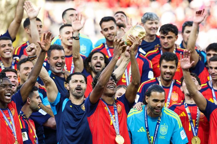 Lamin Yamal mengangkat trofi Piala Dunia 2026 usai kemenangan Timnas Spanyol atas Argentina pada final di Stadion MetLife New Jersey (19/7/2026).