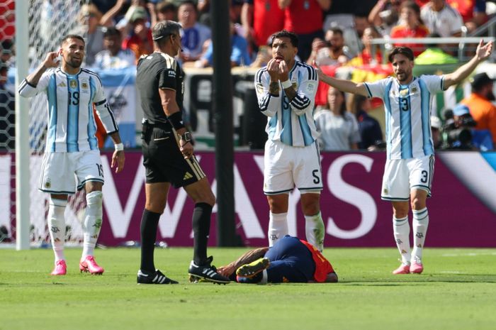 Leandro Paredes terancam sanksi berat dari FIFA akibat kisruh yang terjadi saat timnas Argentina kalah dari Spanyol pada final Piala Dunia 2026 di Stadion MetLife New Jersey (19/7/2026).