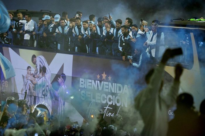 Kontingen Timnas Argentina tanpa Lionel Messi disambut suporternya di jalanan Buenos Aires sepulangnya dari perjalanan di Piala Dunia 2026 (20/7/2026).