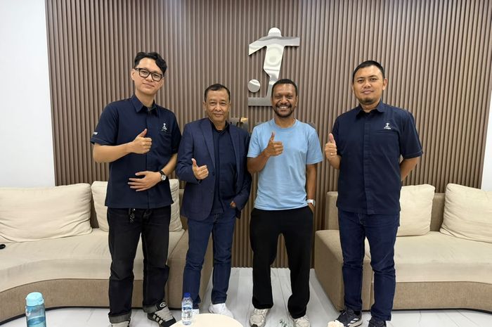 Asisten Pelatih PSBS Biak Erol Iba menemui perwakilan I.League untuk menagih hak musim 2025/26. 