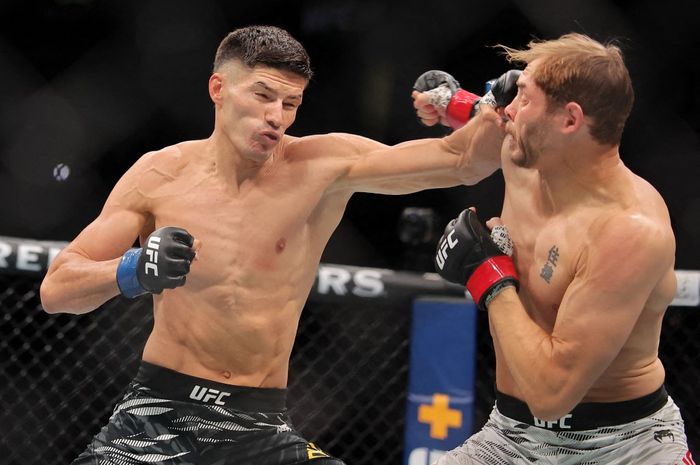 Islam Dolatov (kiri), petarung kelas welter UFC yang juga berprofesi sebagai model.