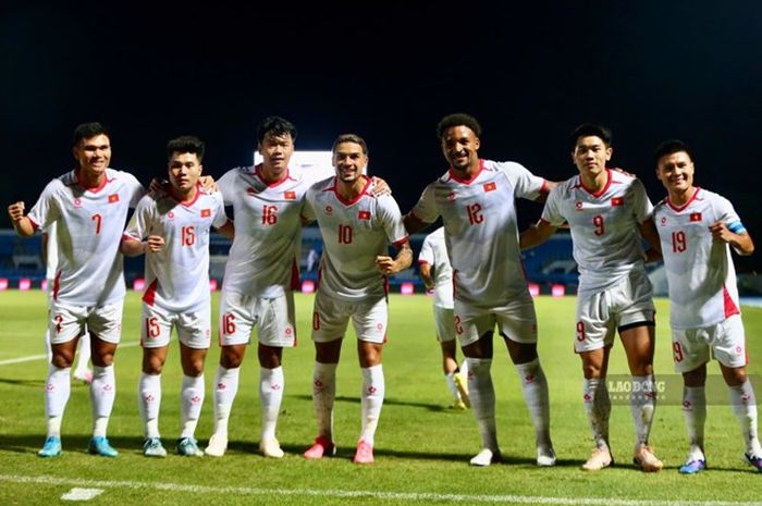 Nguyen Dinh Bac (nomor 9), Nguyen Xuan Son (nomor 12), dan Do Hoang Hen (nomor 10) berselebrasi bersama para pemain Timnas Vietnam lainnya.