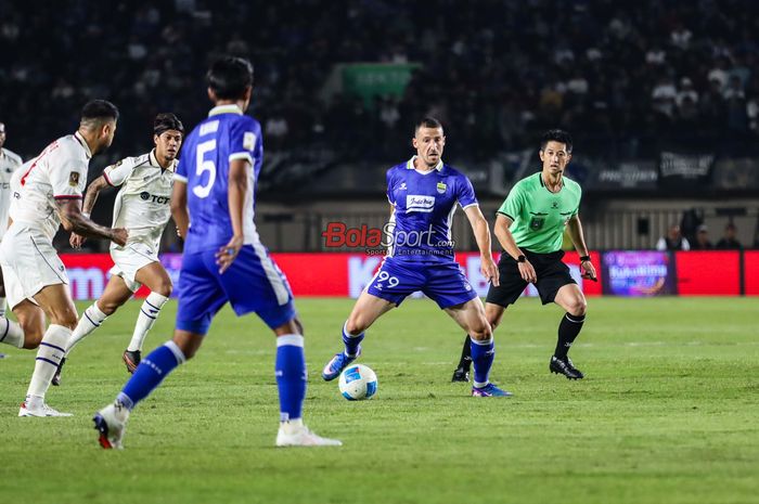 Balsa Sekulic (tengah) sedang menguasai bola saat bertanding dalam laga babak penyisihan grup A Piala Presiden 2026 antara Persib Bandung versus Arema FC di Stadion Si Jalak Harupat, Bandung, Jawa Barat, Sabtu (25/7/2026).
