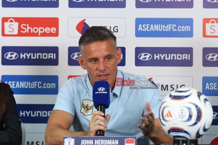 Pelatih Timnas Indonesia John Herdman memberikan keterangan media di Stadion Bakansari, Bogor, Jawa Barat, Senin (27/7/2026)